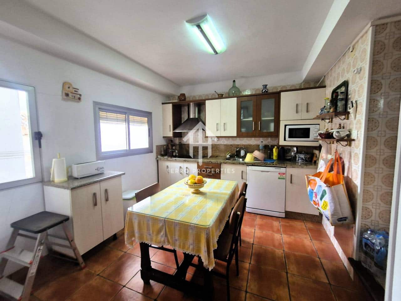 10 soverom Hus til salgs i Loja med garasje - € 139 000 (Ref: 9777528)