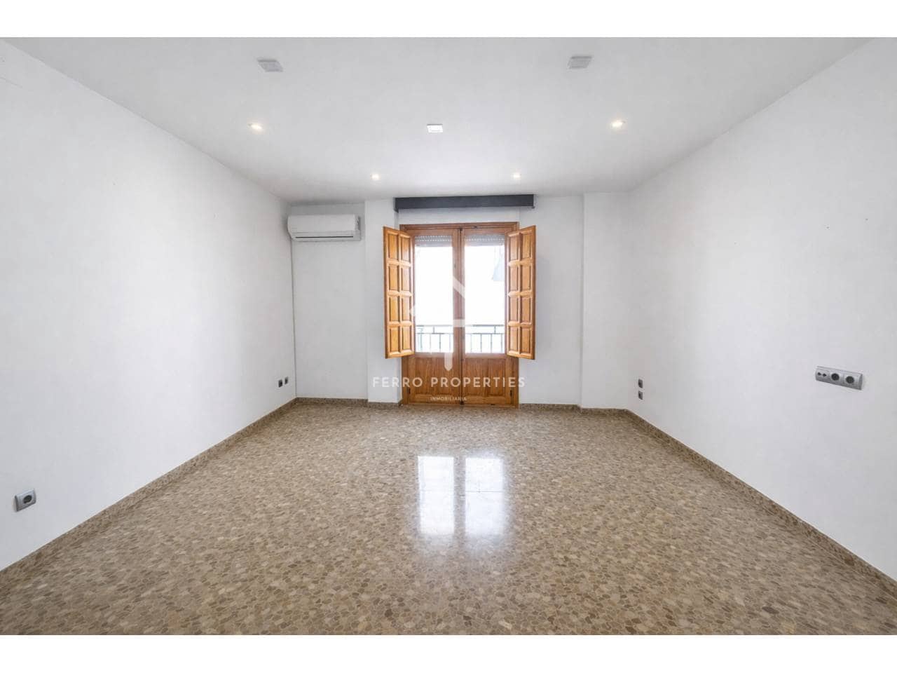 2 slaapkamer Flat te koop in Loja - € 130.000 (Ref: 9783523)