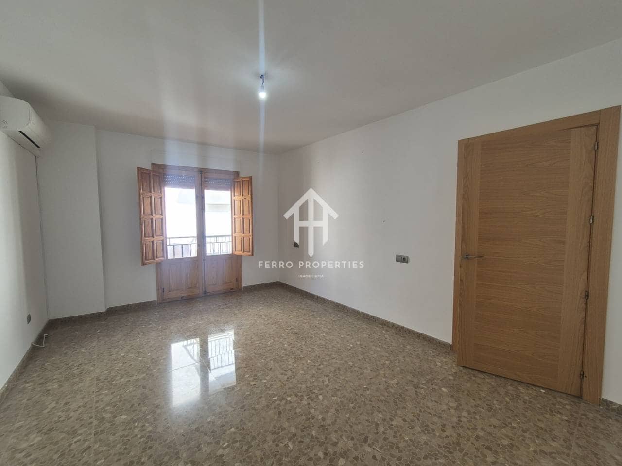 2 slaapkamer Flat te koop in Loja - € 130.000 (Ref: 9783523)