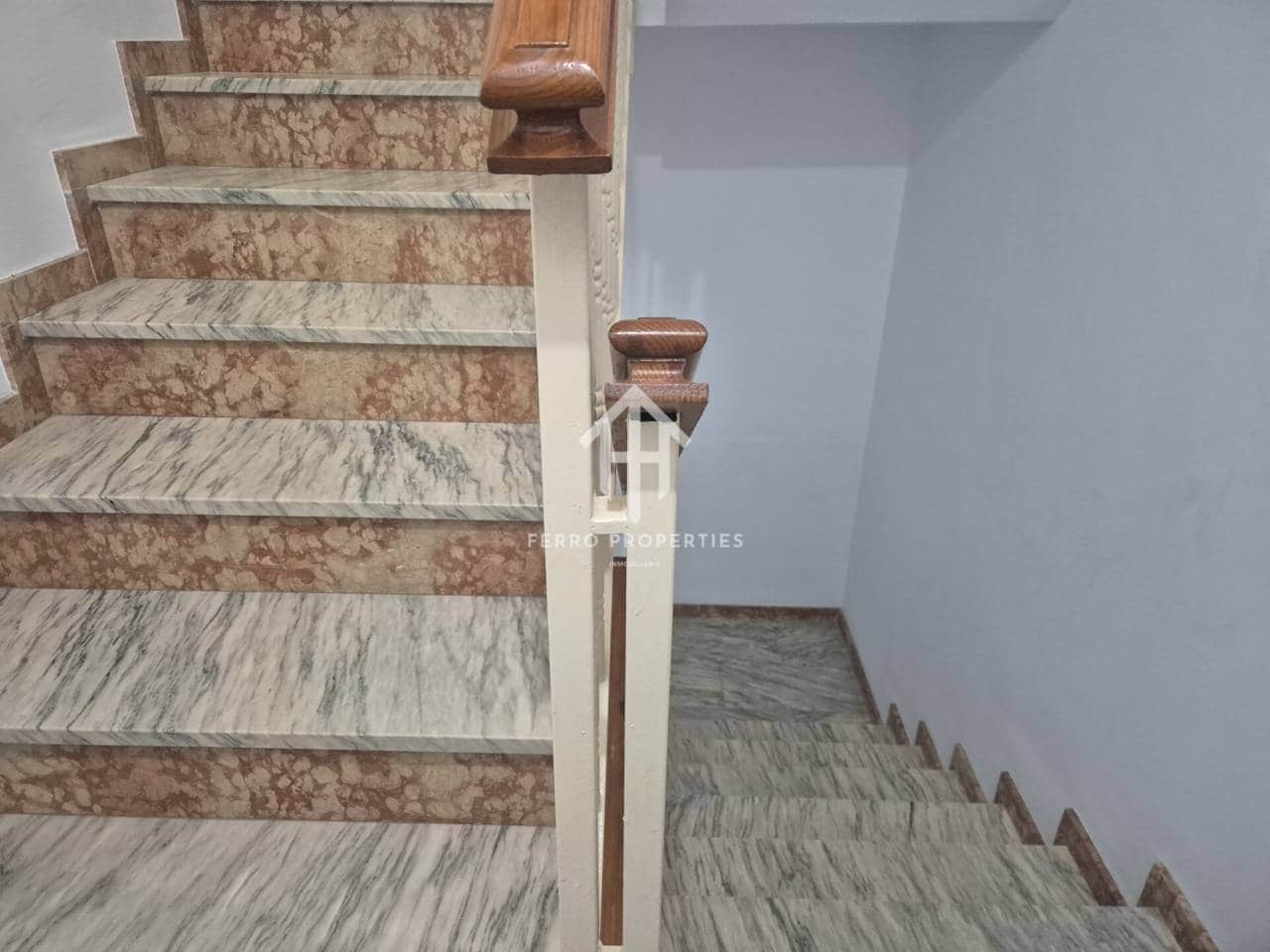 2 slaapkamer Flat te koop in Loja - € 130.000 (Ref: 9783523)