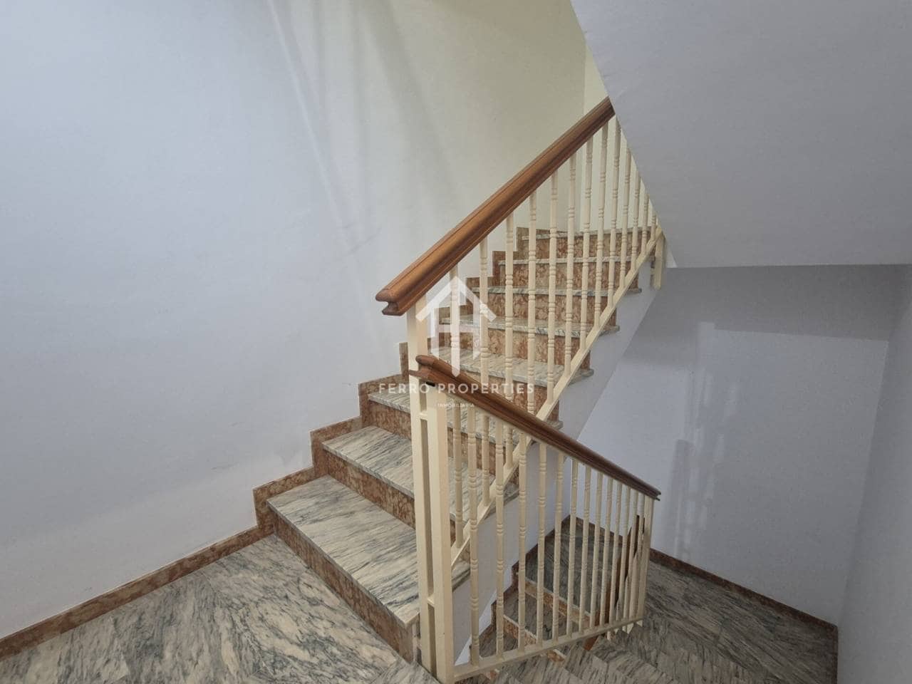 2 slaapkamer Flat te koop in Loja - € 130.000 (Ref: 9783523)