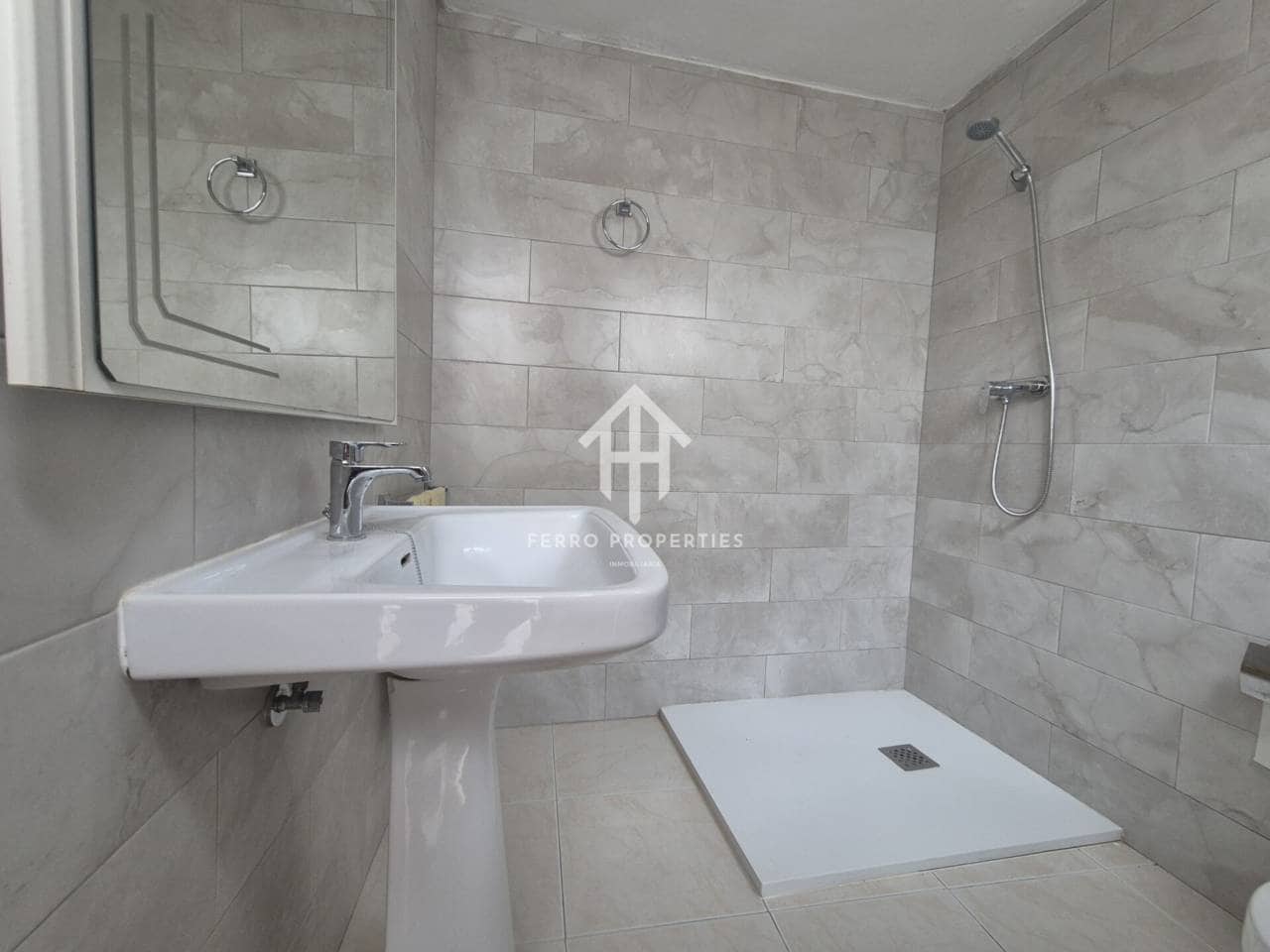 6 bedroom Townhouse for sale in Salar - € 53,900 (Ref: 9800946)