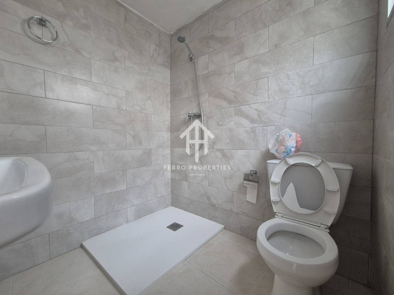 6 bedroom Townhouse for sale in Salar - € 53,900 (Ref: 9800946)