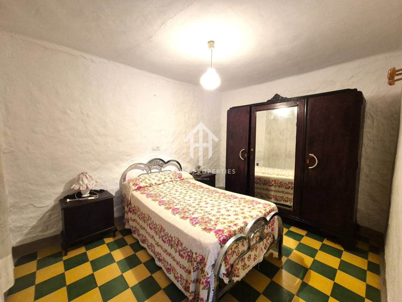 6 bedroom Townhouse for sale in Salar - € 53,900 (Ref: 9800946)