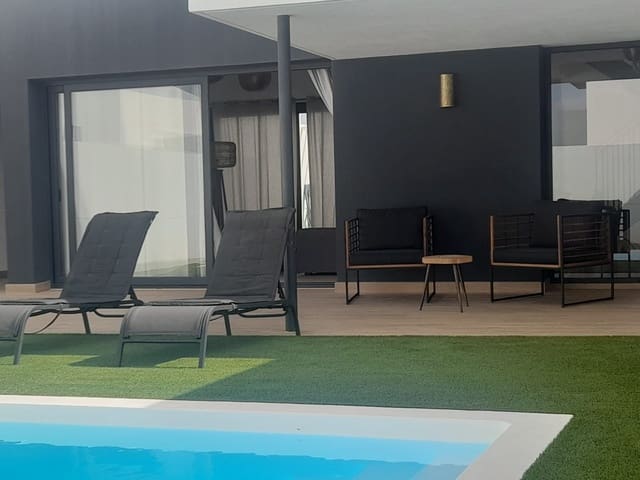 3 sypialnia Willa na sprzedaż w La Oliva z basenem garażem - 465 000 € (Ref: 9371809)