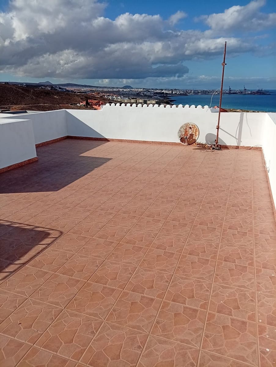 4 bedroom Villa for sale in Puerto del Rosario with garage - € 350,000 (Ref: 9822319)