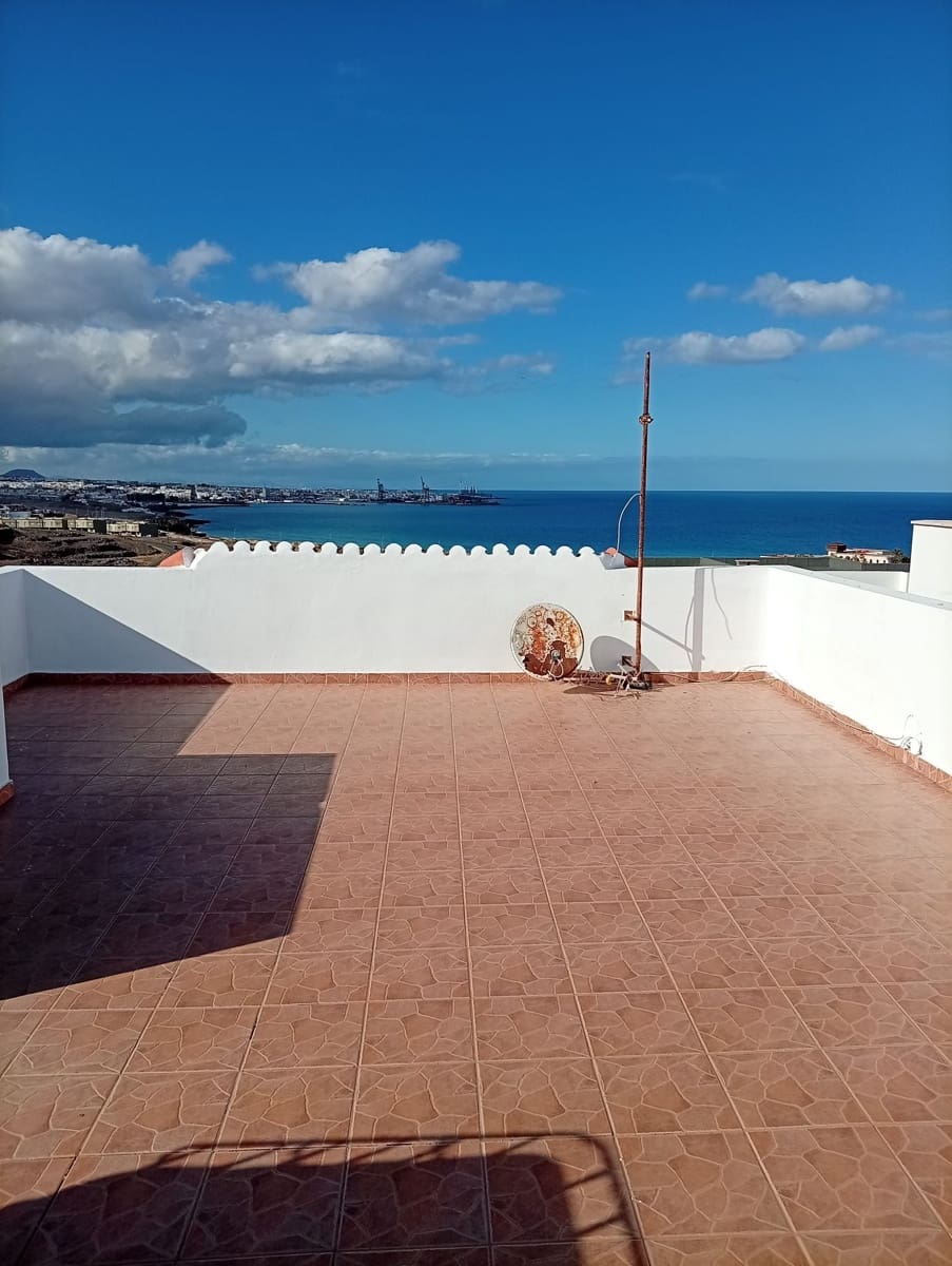 4 bedroom Villa for sale in Puerto del Rosario with garage - € 350,000 (Ref: 9822319)