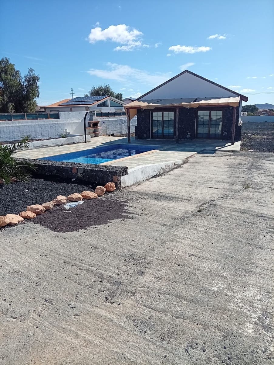 2 bedroom Villa for sale in Antigua with pool - € 290,000 (Ref: 9824626)