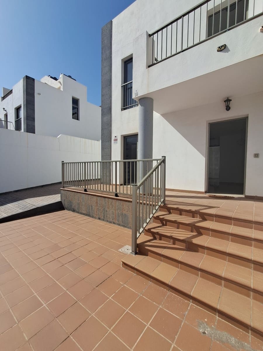 3 bedroom Villa for sale in Puerto del Rosario with garage - € 315,000 (Ref: 9849070)