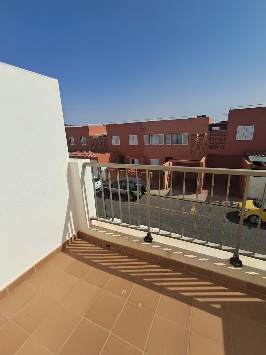 3 bedroom Villa for sale in Puerto del Rosario with garage - € 315,000 (Ref: 9849070)