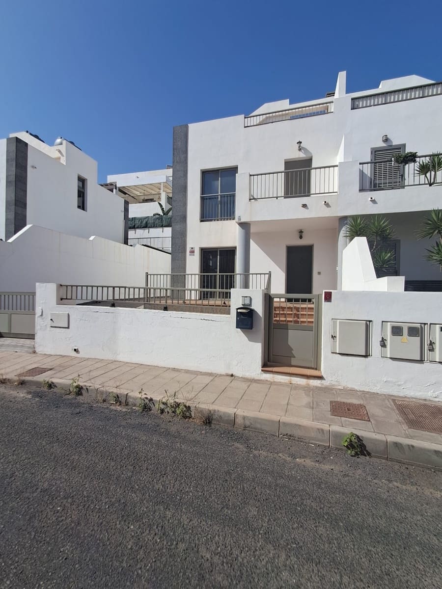 3 bedroom Villa for sale in Puerto del Rosario with garage - € 315,000 (Ref: 9849070)