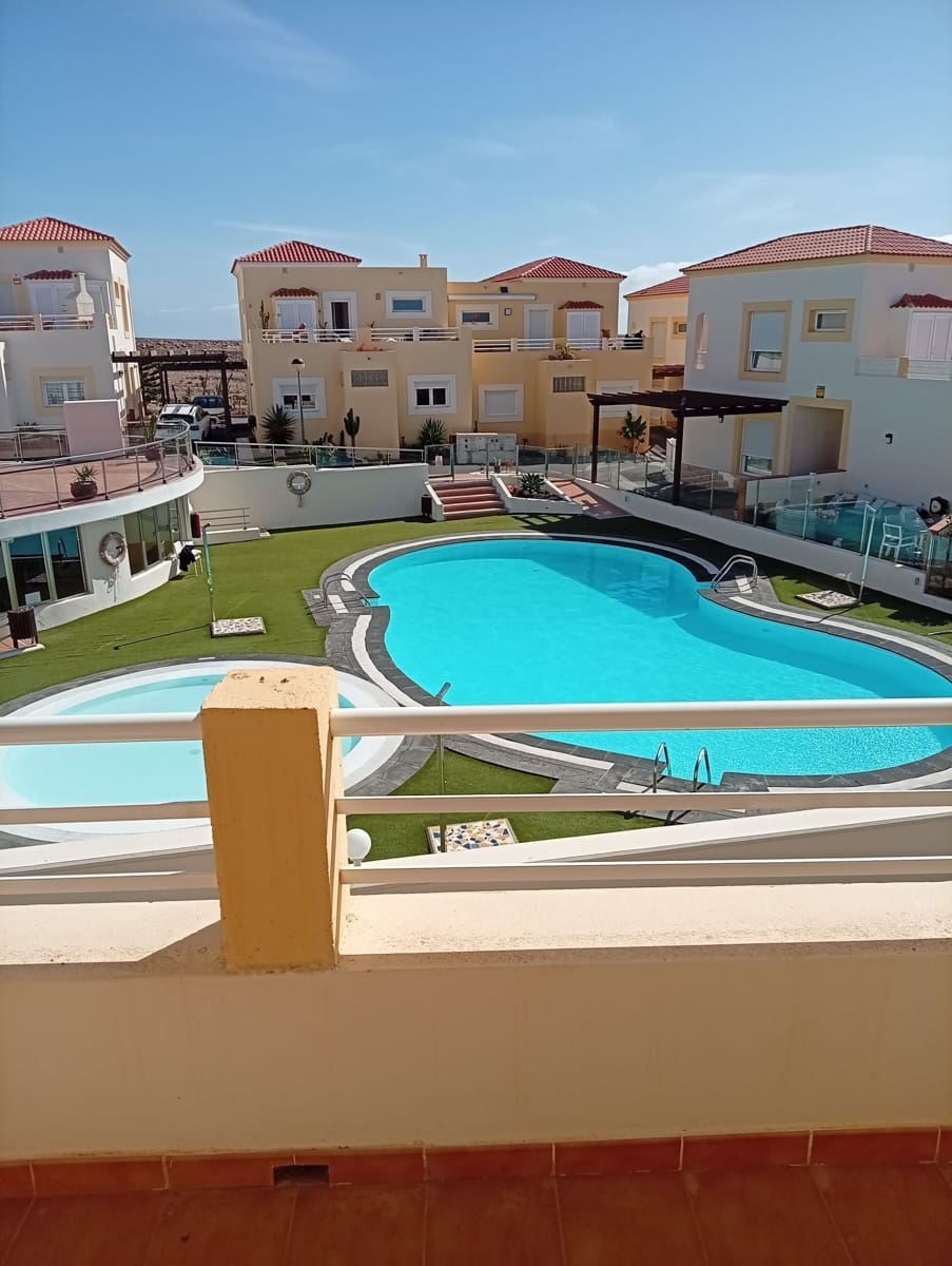 3 soveværelse Villa til salg i Caleta de Fuste med swimmingpool - € 325.000 (Ref: 9947336)