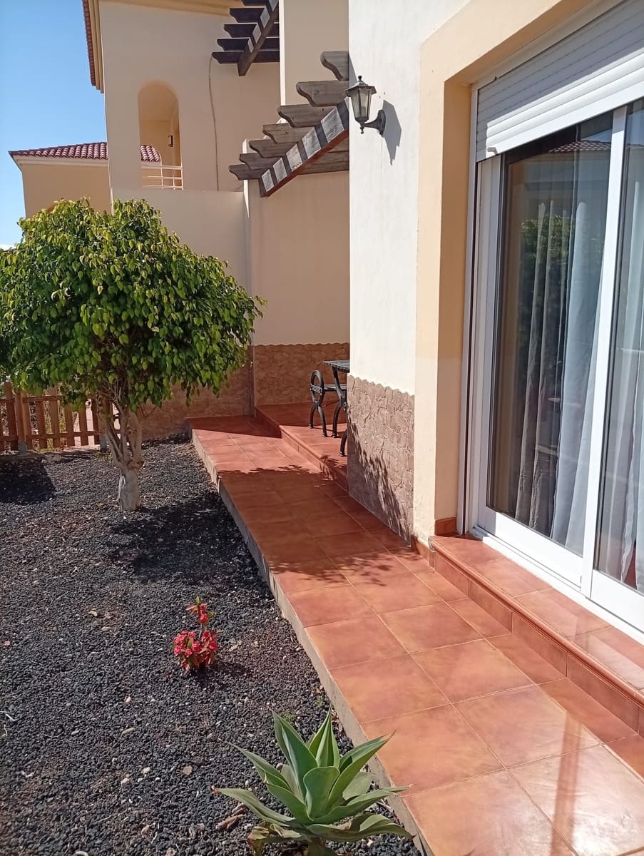 3 soveværelse Villa til salg i Caleta de Fuste med swimmingpool - € 325.000 (Ref: 9947336)