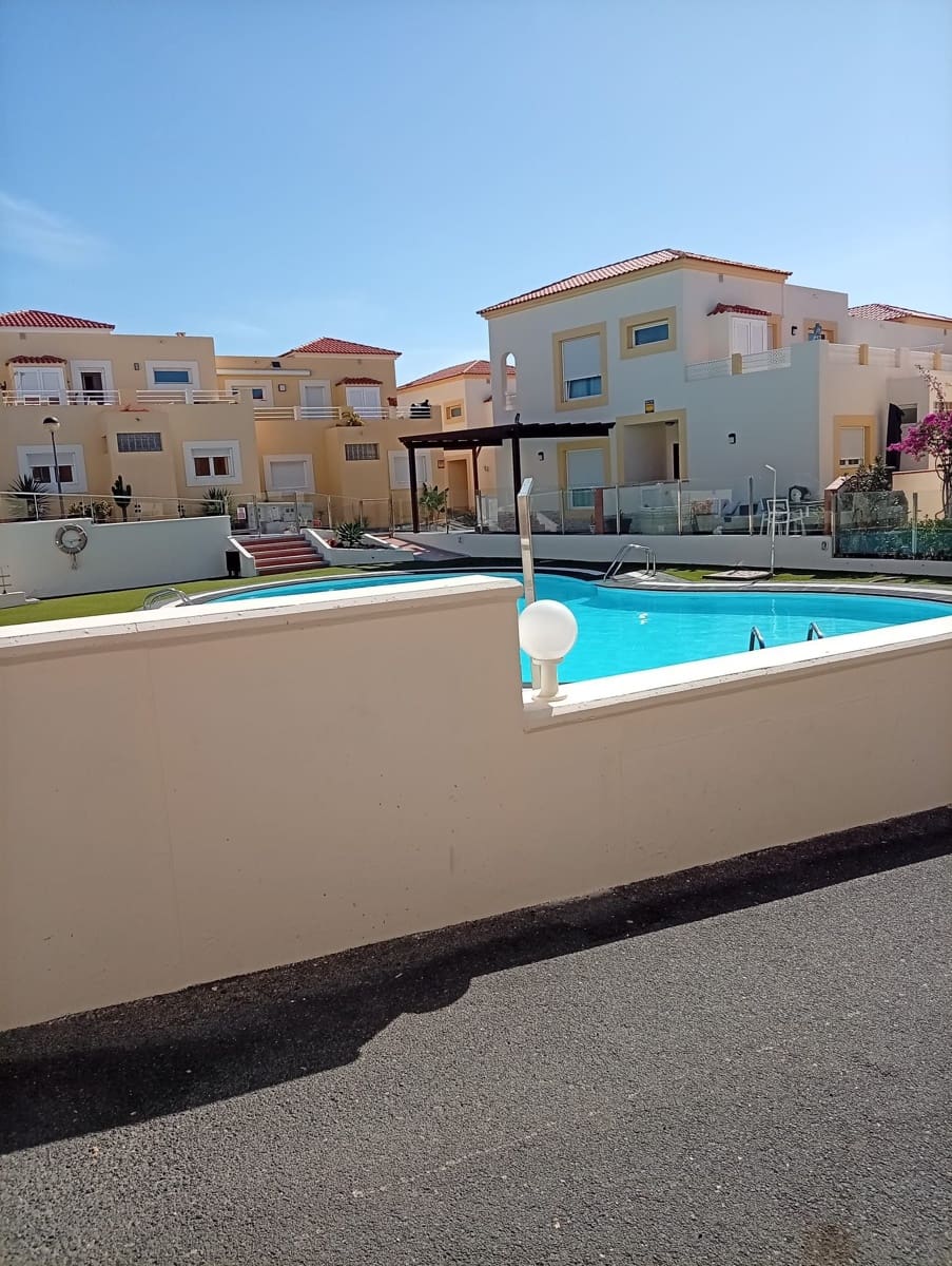3 soveværelse Villa til salg i Caleta de Fuste med swimmingpool - € 325.000 (Ref: 9947336)