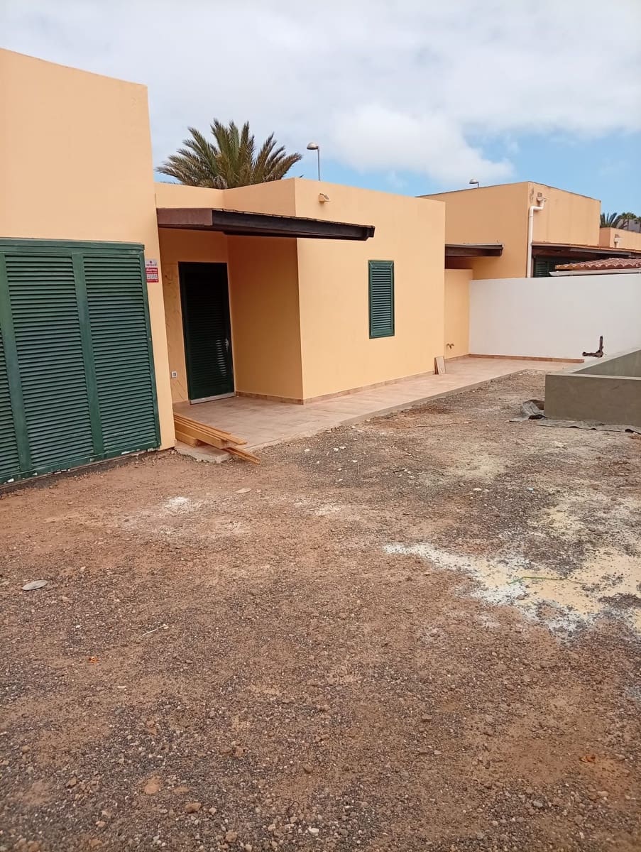 2 sovrum Villa till salu i Corralejo med pool garage - 330 000 € (Ref: 9962142)