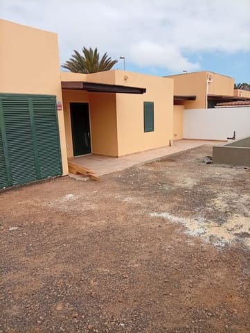 2 makuuhuone Huvila myytävänä paikassa Corralejo, La Oliva mukana uima-altaan 
autotalli - 330 000 € (Ref: 9962142)