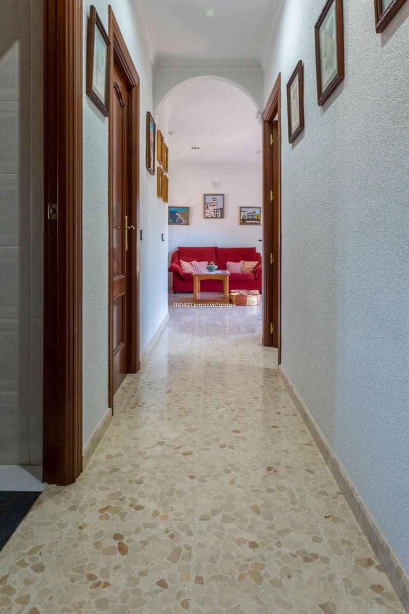 Chalet de 6 habitaciones en Guadix en venta con piscina - 299.500 € (Ref: 10088781)