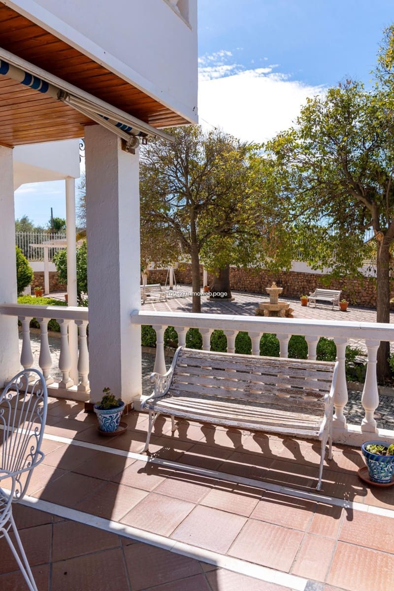 Chalet de 6 habitaciones en Guadix en venta con piscina - 299.500 € (Ref: 10088781)