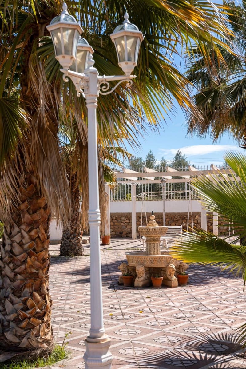 Chalet de 6 habitaciones en Guadix en venta con piscina - 299.500 € (Ref: 10088781)