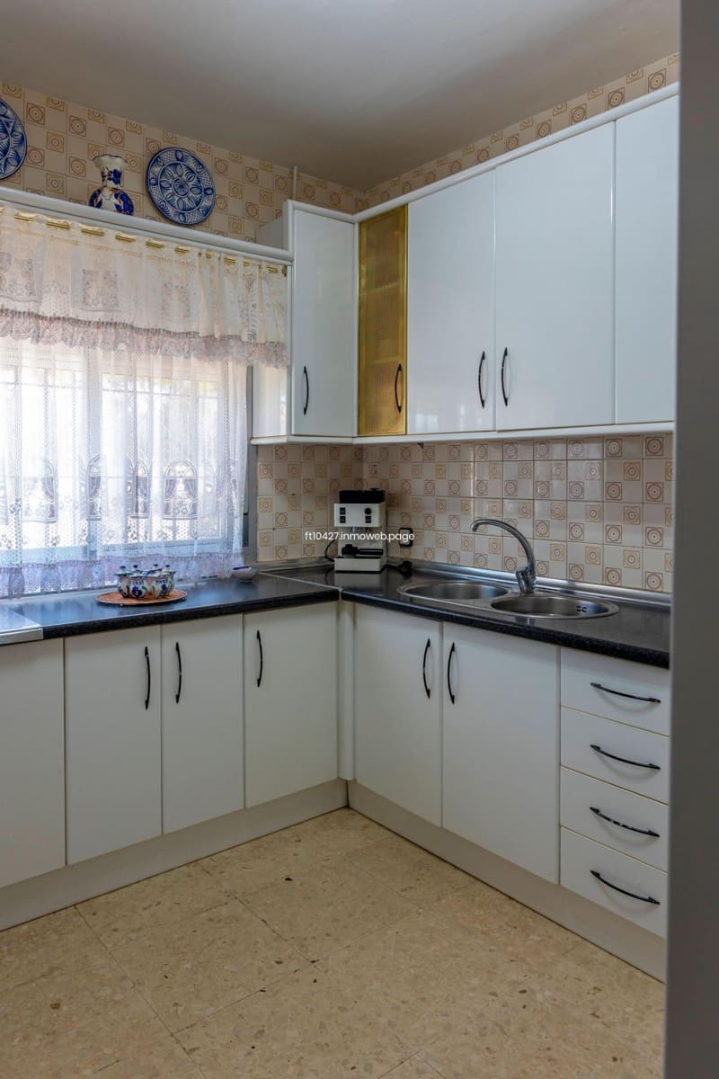 Chalet de 6 habitaciones en Guadix en venta con piscina - 299.500 € (Ref: 10088781)