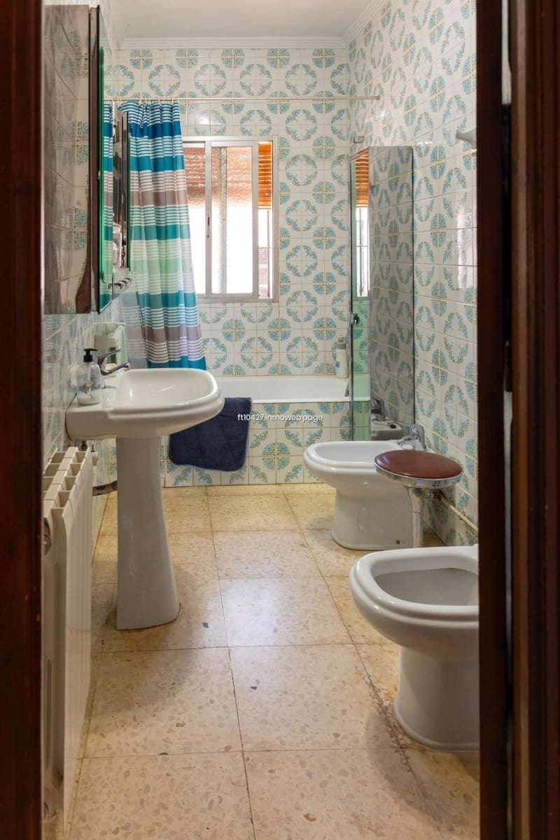 Chalet de 6 habitaciones en Guadix en venta con piscina - 299.500 € (Ref: 10088781)