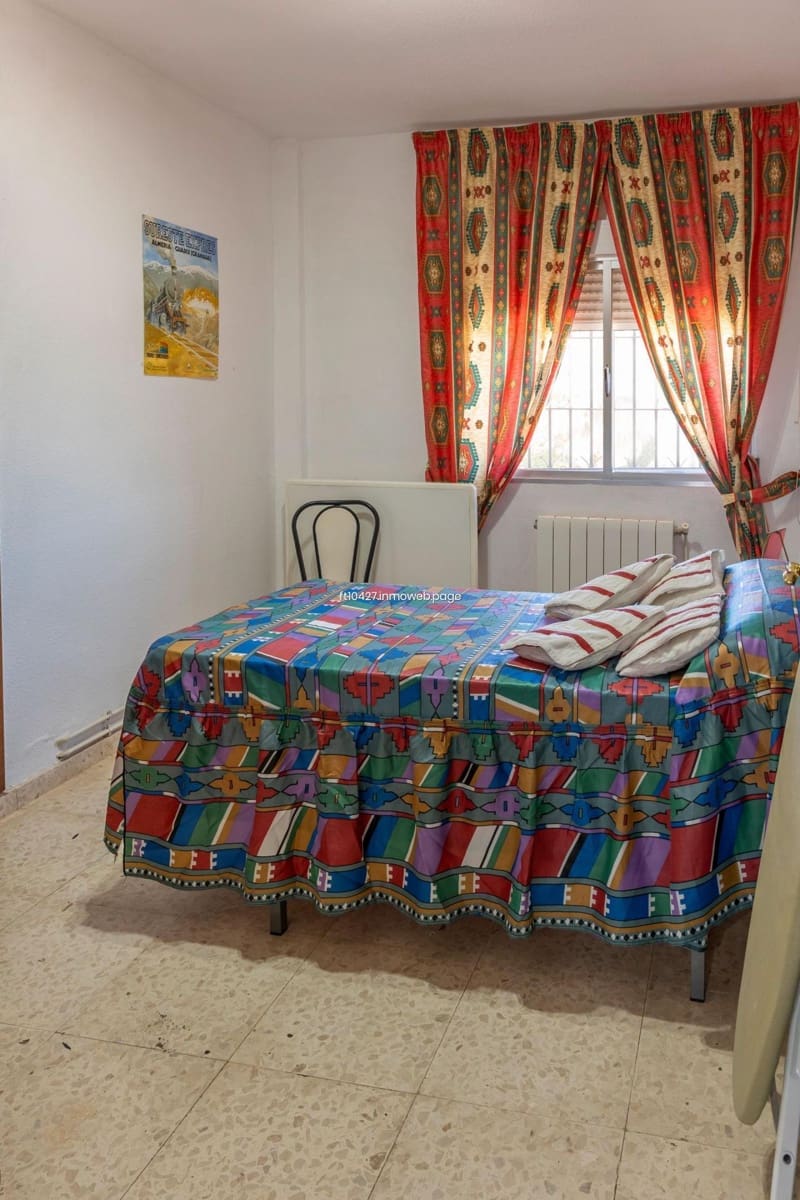 Chalet de 6 habitaciones en Guadix en venta con piscina - 299.500 € (Ref: 10088781)