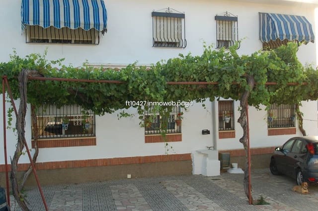 Chalet de 6 habitaciones en Guadix en venta con piscina - 299.500 € (Ref: 10088781)