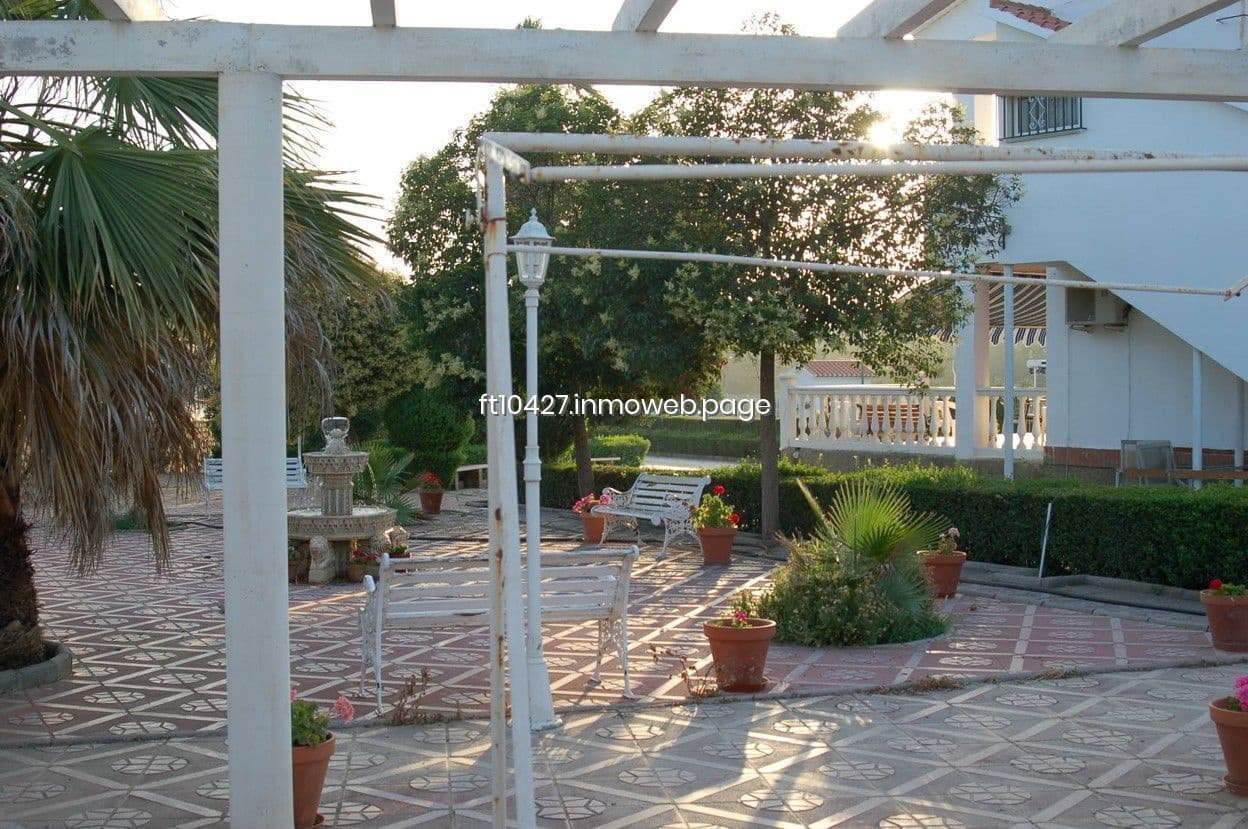 Chalet de 6 habitaciones en Guadix en venta con piscina - 299.500 € (Ref: 10088781)