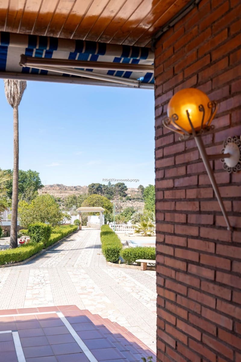 Chalet de 6 habitaciones en Guadix en venta con piscina - 299.500 € (Ref: 10088781)