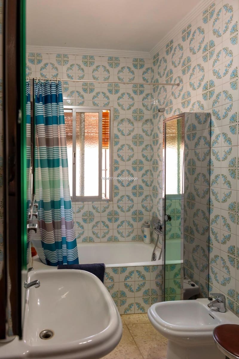 Chalet de 6 habitaciones en Guadix en venta con piscina - 299.500 € (Ref: 10088781)