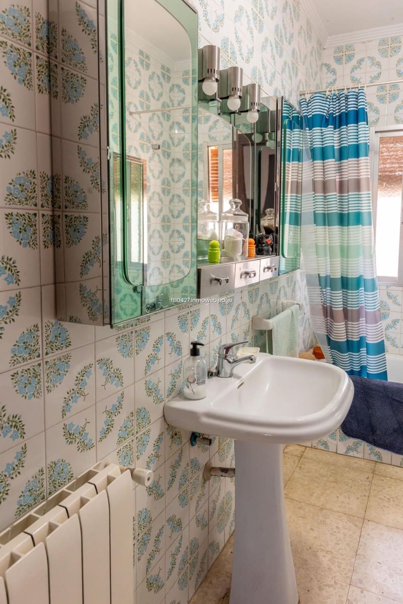 Chalet de 6 habitaciones en Guadix en venta con piscina - 299.500 € (Ref: 10088781)