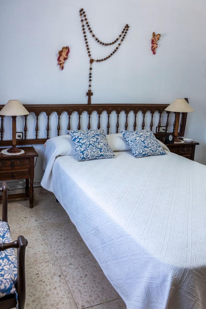 Chalet de 6 habitaciones en Guadix en venta con piscina - 299.500 € (Ref: 10088781)