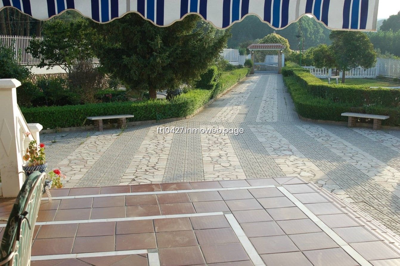 Chalet de 6 habitaciones en Guadix en venta con piscina - 299.500 € (Ref: 10088781)
