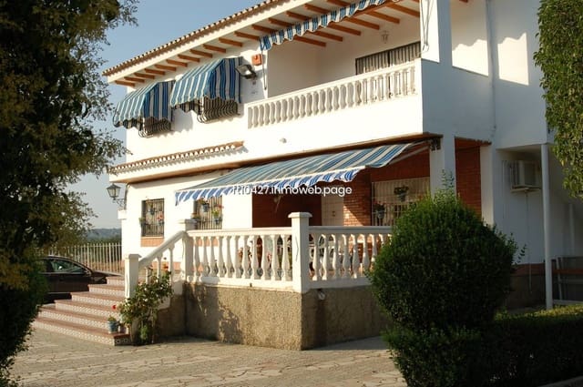 Chalet de 6 habitaciones en Guadix en venta con piscina - 299.500 € (Ref: 10088781)