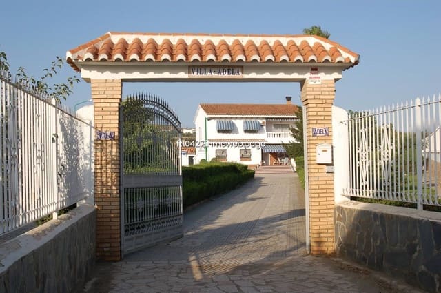 Chalet de 6 habitaciones en Guadix en venta con piscina - 299.500 € (Ref: 10088781)
