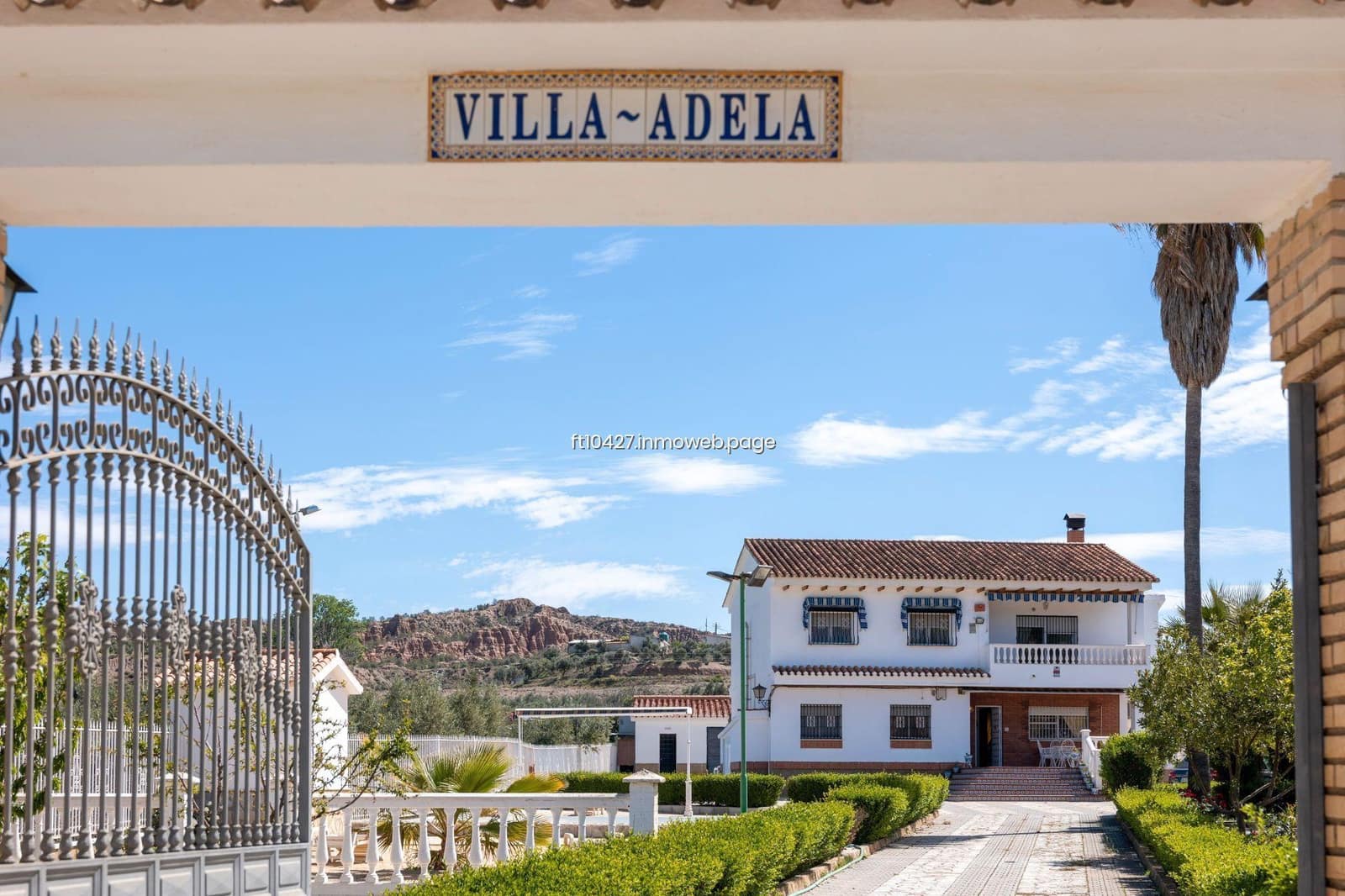 Chalet de 6 habitaciones en Guadix en venta con piscina - 299.500 € (Ref: 10088781)