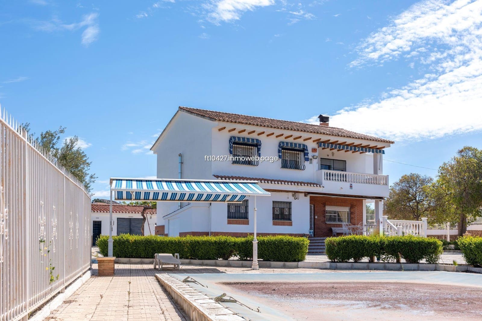 Chalet de 6 habitaciones en Guadix en venta con piscina - 299.500 € (Ref: 10088781)