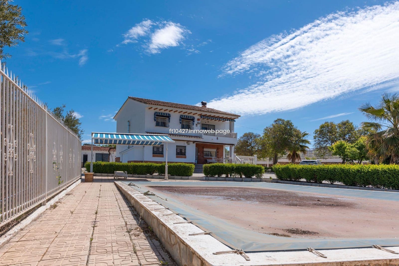 Chalet de 6 habitaciones en Guadix en venta con piscina - 299.500 € (Ref: 10088781)