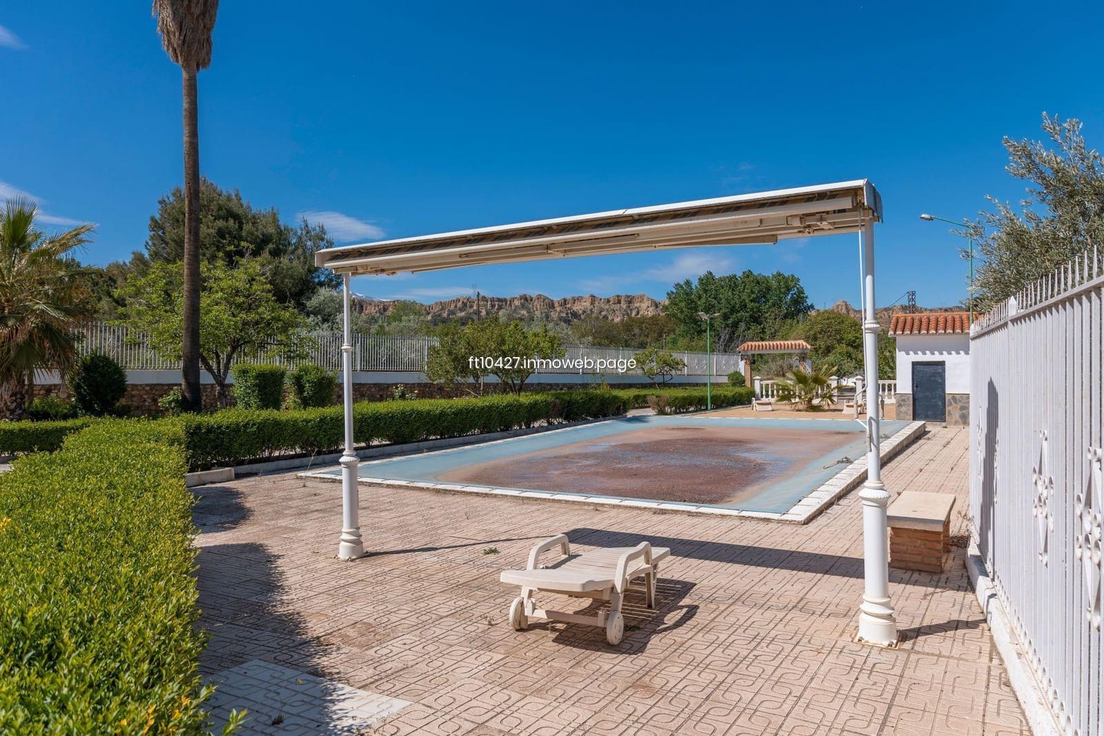 Chalet de 6 habitaciones en Guadix en venta con piscina - 299.500 € (Ref: 10088781)