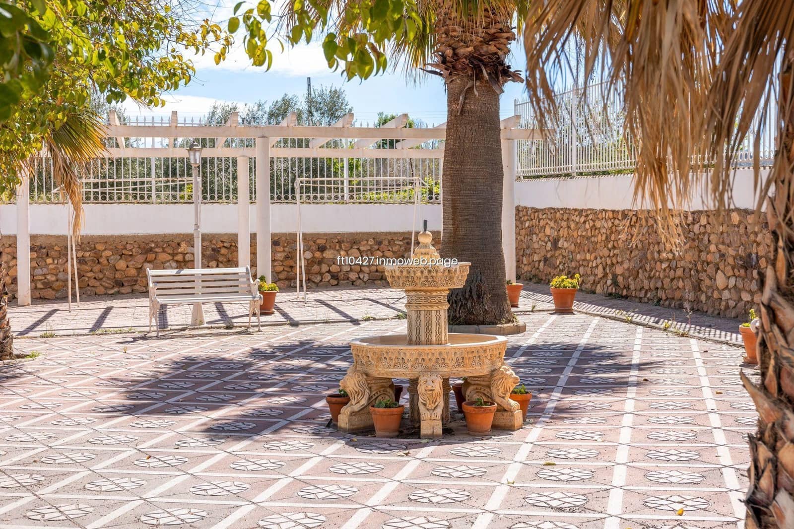 Chalet de 6 habitaciones en Guadix en venta con piscina - 299.500 € (Ref: 10088781)