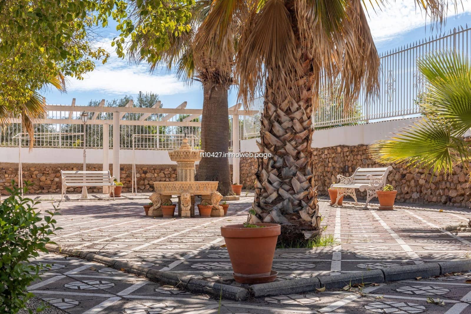 Chalet de 6 habitaciones en Guadix en venta con piscina - 299.500 € (Ref: 10088781)