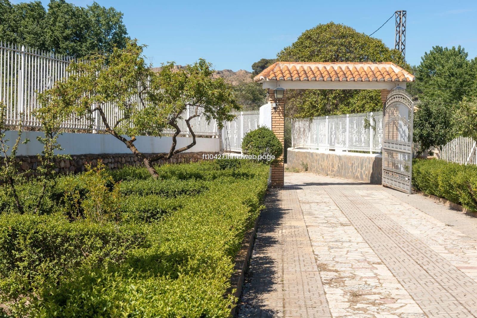 Chalet de 6 habitaciones en Guadix en venta con piscina - 299.500 € (Ref: 10088781)