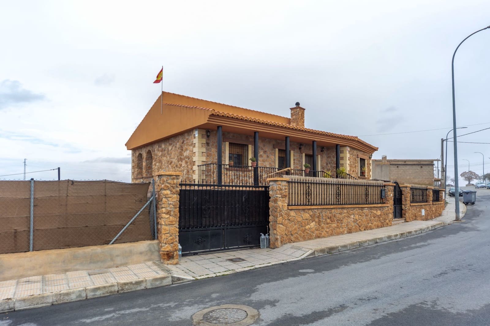 4 makuuhuone Huvila myytävänä paikassa Guadix mukana 
autotalli - 190 000 € (Ref: 9129136)