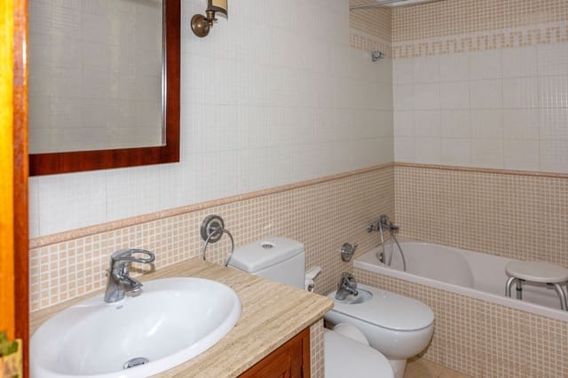 4 soveværelse Semi-Rækkehus til salg i Guadix med garage - € 240.000 (Ref: 9197484)