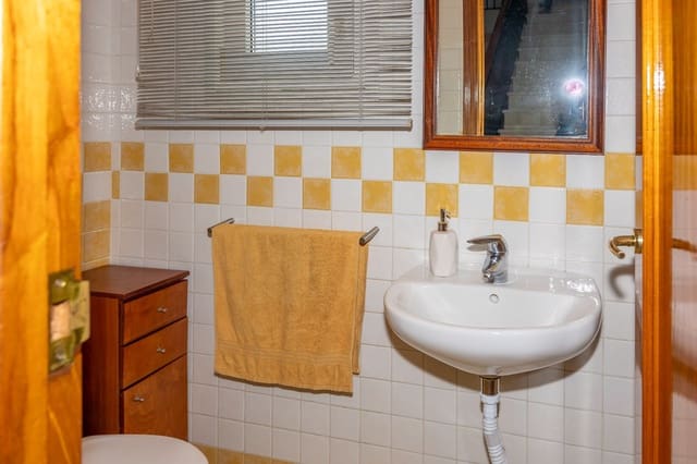 4 soveværelse Semi-Rækkehus til salg i Guadix med garage - € 240.000 (Ref: 9197484)