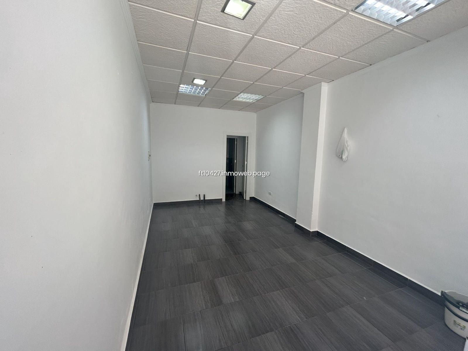 Commercial for rent in Guadix - € 300 (Ref: 9548889)