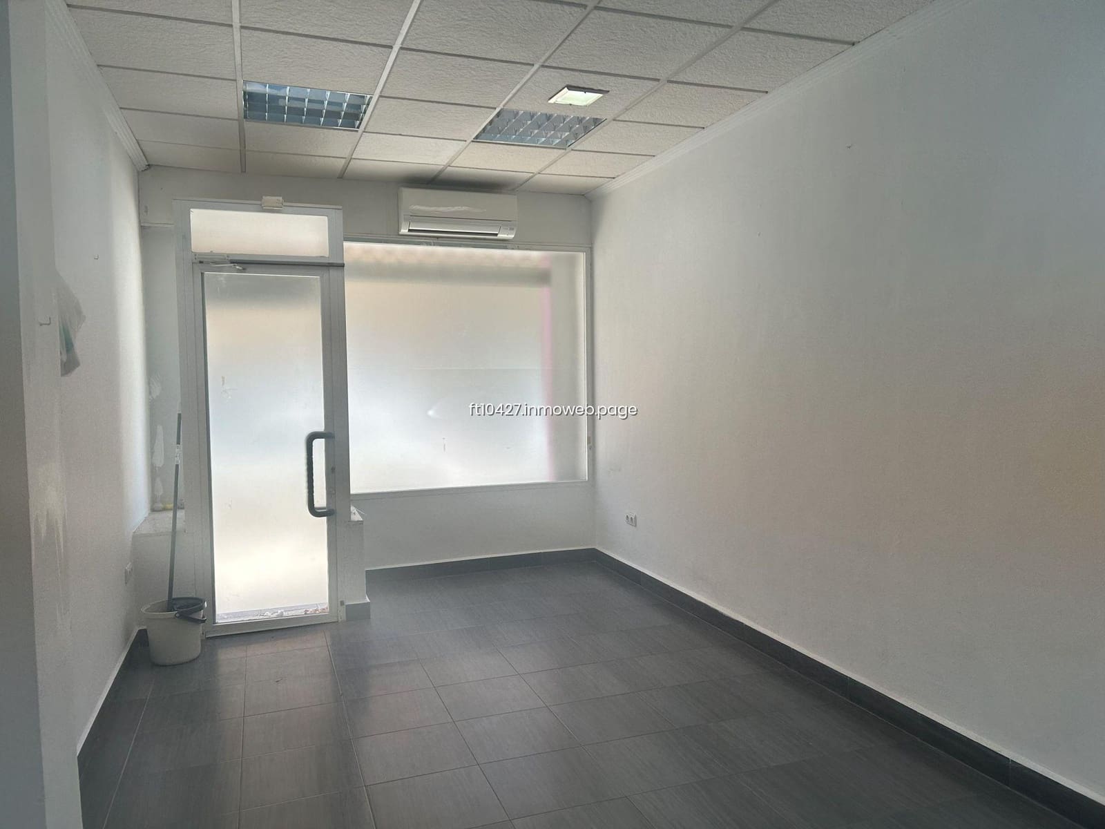 Commercial for rent in Guadix - € 300 (Ref: 9548889)