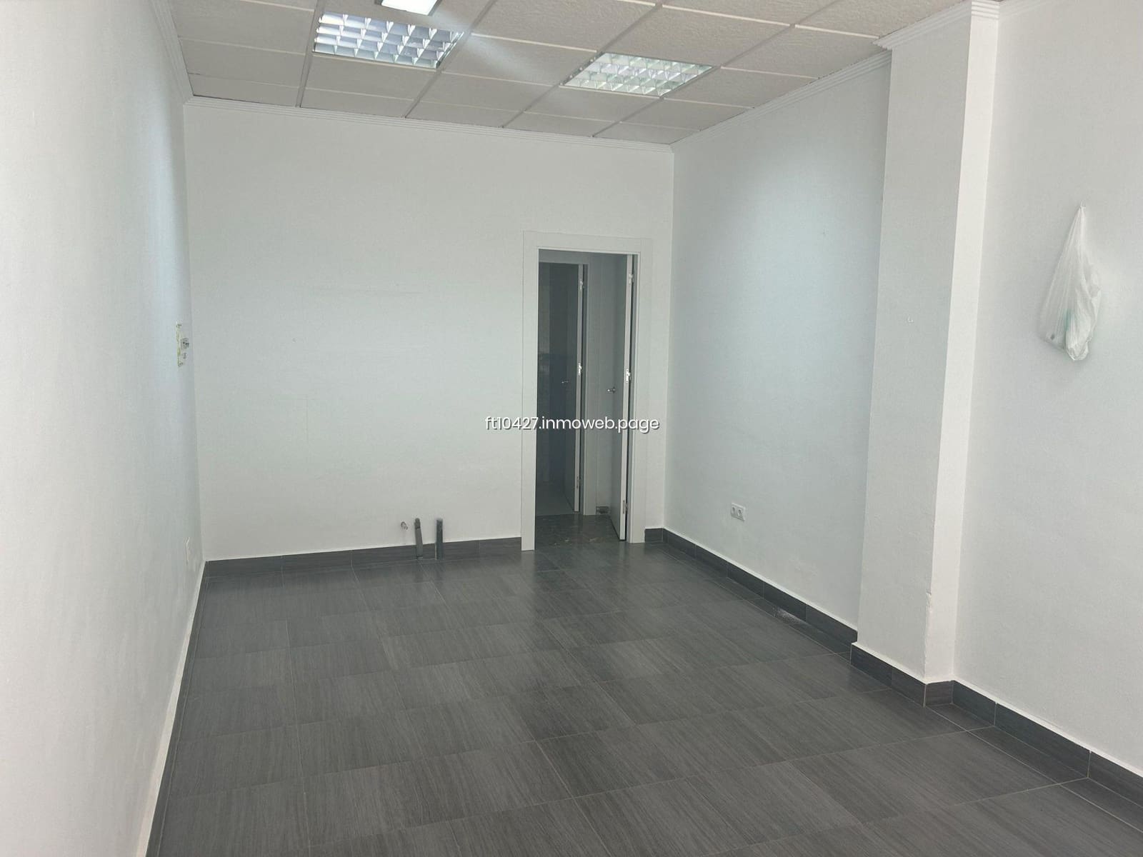 Commercial for rent in Guadix - € 300 (Ref: 9548889)
