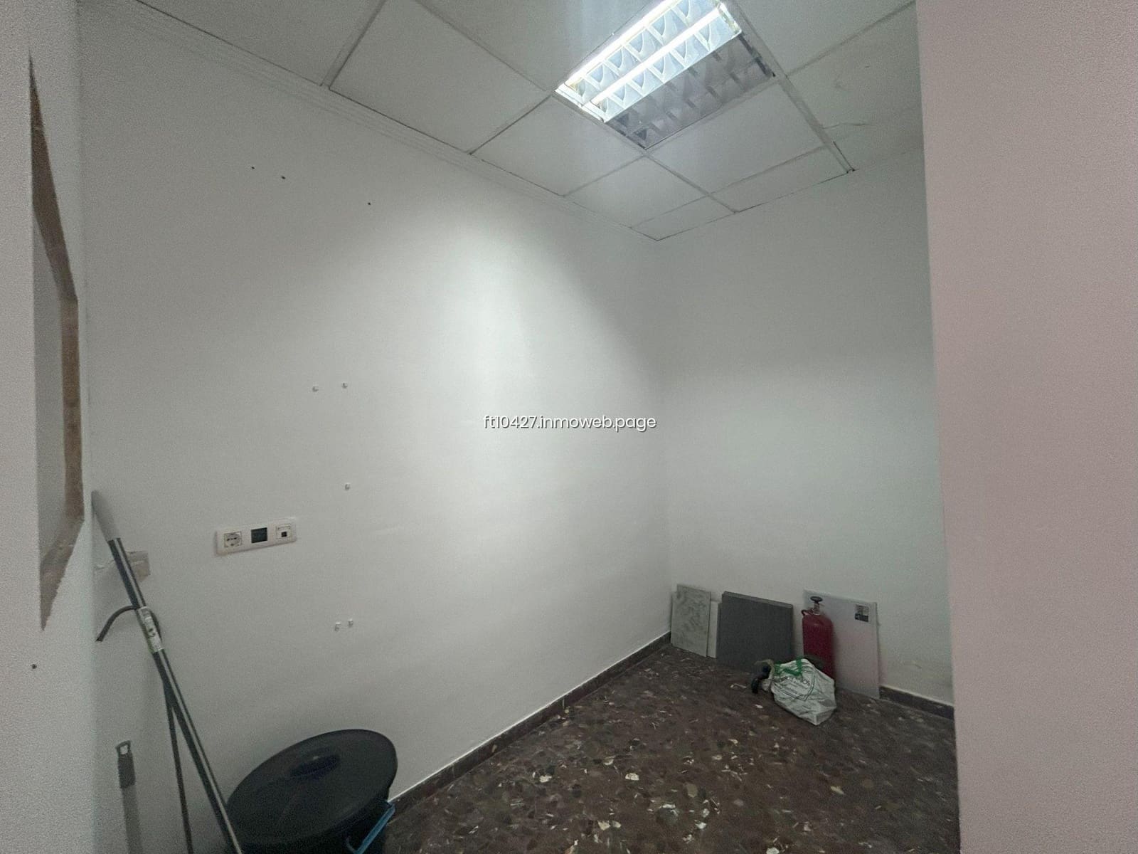 Commercial for rent in Guadix - € 300 (Ref: 9548889)