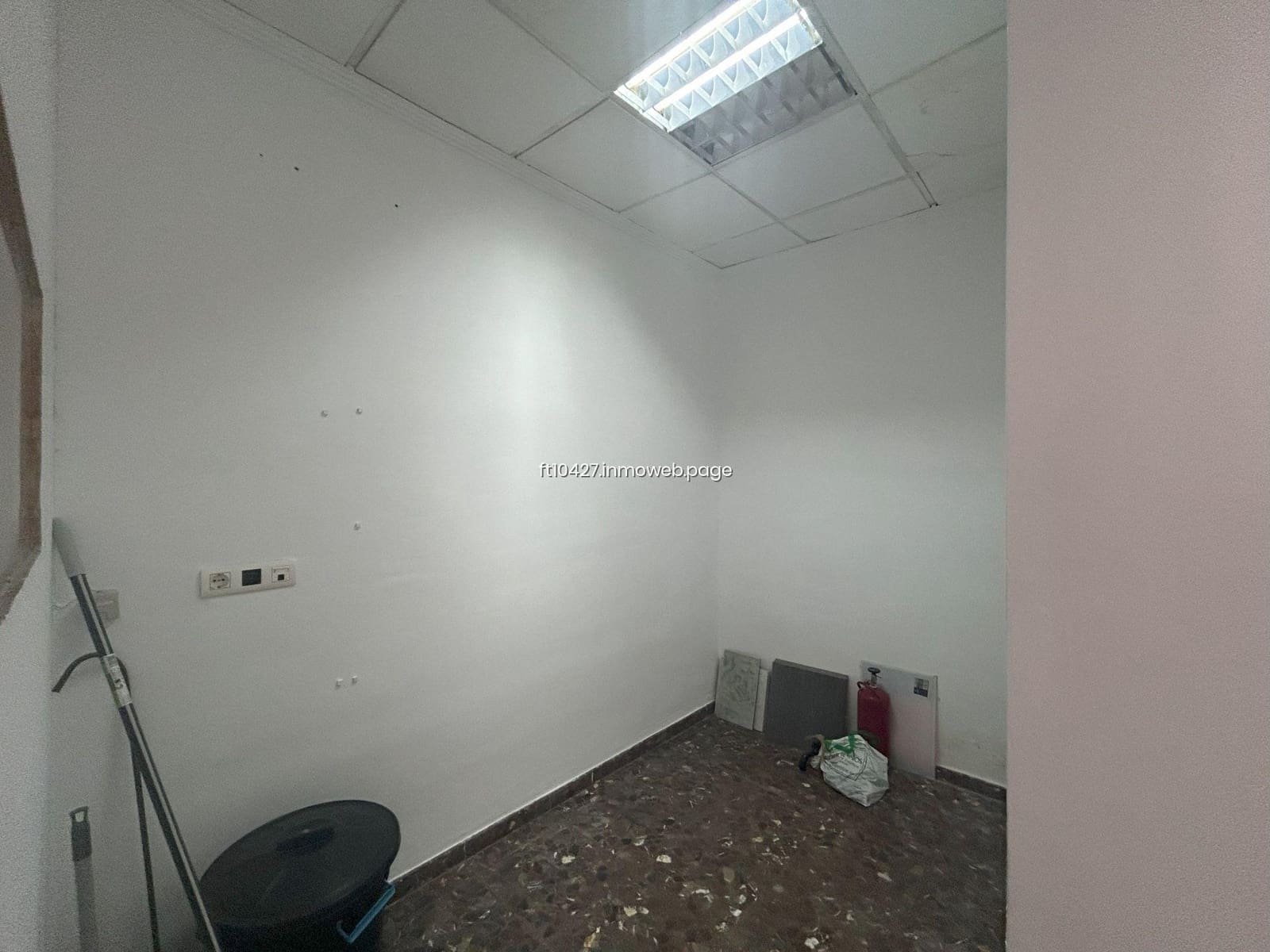 Commercial for rent in Guadix - € 300 (Ref: 9548889)